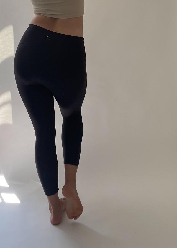 Wholesale Clothes Women Nylon No Underwear Compression Stretchy Yoga Pants  High Waist Butt Lift Luxury Workout Running Gym Sports Wear Leggings -  China Gym Wear and Yoga Legging price | Made-in-China.com